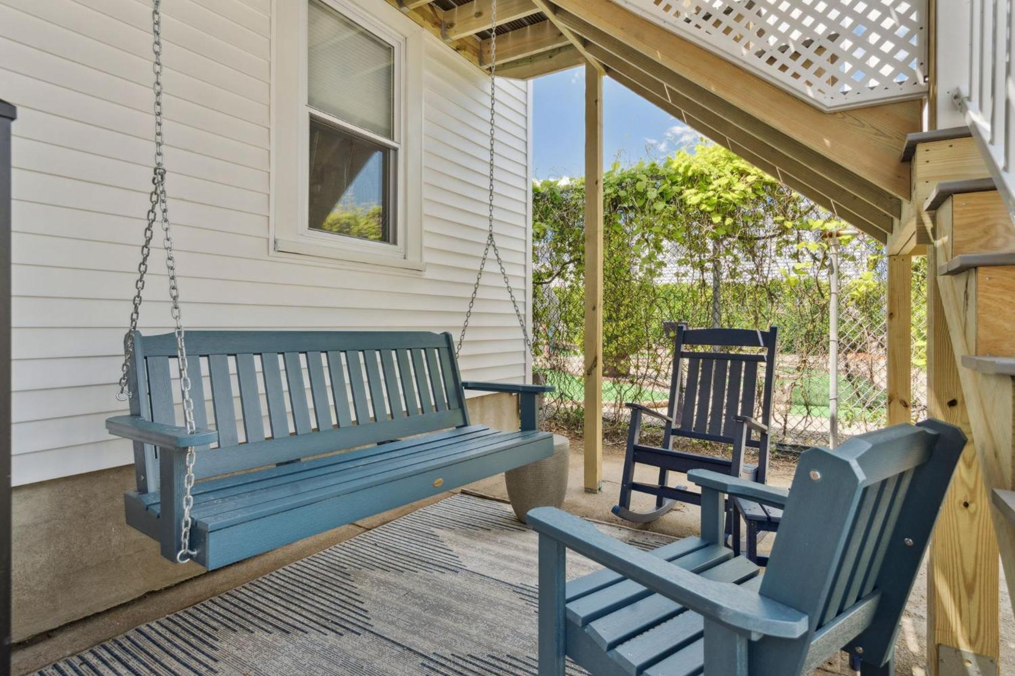 Newly Renovated Patio Steps To Beach Apartment Hampton Exterior photo